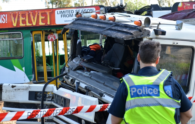 Avustralya'da tramvay ve kamyon çarpıştı